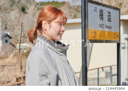 駅のホームで電車を待つ女性 田舎 駅のホームで電車を待つ女性 田舎 124445904