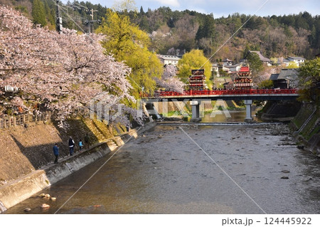 日本の岐阜県高山市　春の高山祭　満開の桜と中橋を渡る屋台　美しい新緑と宮川　川岸を歩く観光客 124445922