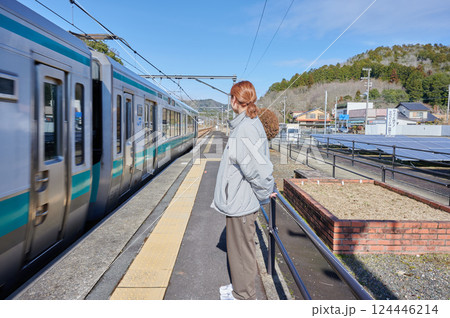 駅のホームで電車を待つ女性 田舎 駅のホームで電車を待つ女性 田舎 124446214