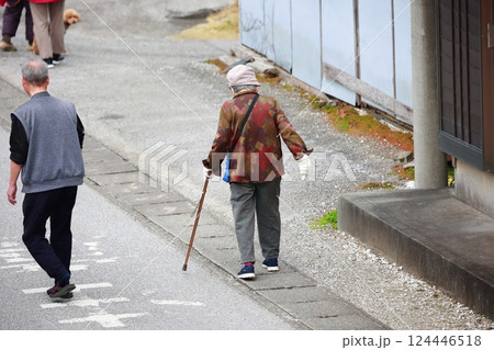 老人の散歩 124446518
