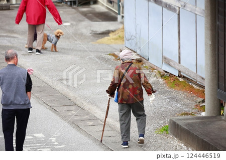 老人の散歩 124446519