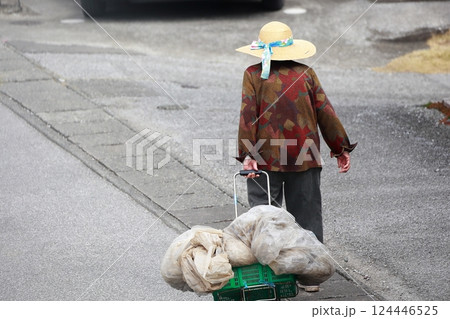 老人の散歩 124446525