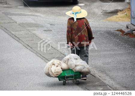 老人の散歩 老人の散歩 124446526