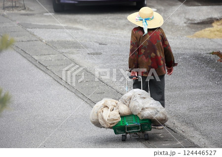 老人の散歩 124446527