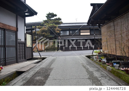 日本の岐阜県の春　高山市中心部の古い町並み　歴史的な日本家屋と立派な松の木　道端に置かれた美しい盆栽 124446728