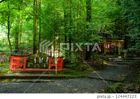 出雲大神宮の磐座 春日社と稲荷社 出雲大神宮の磐座 春日社と稲荷社 124447223