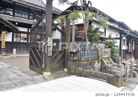 日本の春　岐阜県の高山市　旧高山町役場　高山市政記念館　歴史を感じさせるレトロな日本家屋 124447536