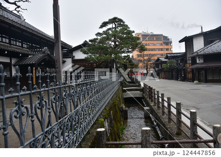 日本の岐阜県高山市 春の高山祭期間中 旧高山町役場の高山市政記念館 周辺の古い町並みと観光名所の中橋 日本の岐阜県高山市 春の高山祭期間中 旧高山町役場の高山市政記念館 周辺の古い町並みと観光名所の中橋 124447856