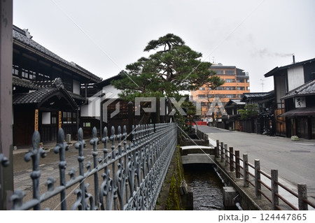 日本の岐阜県高山市　春の高山祭期間中　旧高山町役場の高山市政記念館　周辺の古い町並みと観光名所の中橋 124447865
