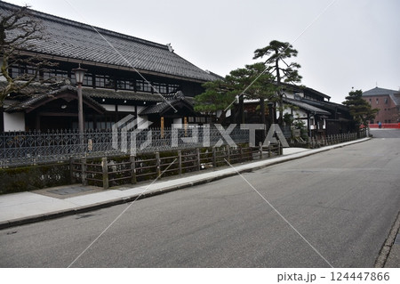 日本の岐阜県高山市　春の高山祭期間中　旧高山町役場の高山市政記念館　周辺の古い町並みと観光名所の中橋 124447866