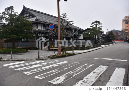 日本の岐阜県高山市 春の高山祭期間中 旧高山町役場の高山市政記念館 周辺の古い町並みと観光名所の中橋 日本の岐阜県高山市 春の高山祭期間中 旧高山町役場の高山市政記念館 周辺の古い町並みと観光名所の中橋 124447868