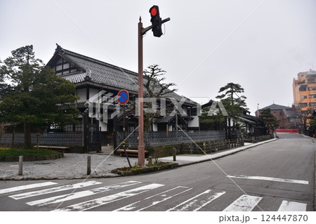 日本の岐阜県高山市　春の高山祭期間中　旧高山町役場の高山市政記念館　周辺の古い町並みと観光名所の中橋 124447870