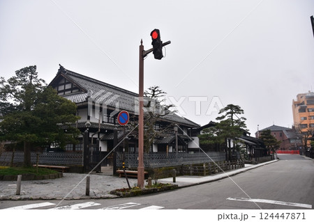 日本の岐阜県高山市　春の高山祭期間中　旧高山町役場の高山市政記念館　周辺の古い町並みと観光名所の中橋 124447871