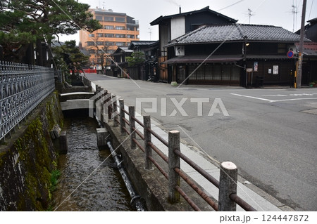 日本の岐阜県高山市　春の高山祭期間中　旧高山町役場の高山市政記念館　周辺の古い町並みと観光名所の中橋 124447872