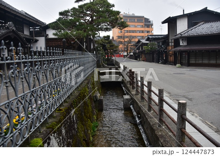 日本の岐阜県高山市　春の高山祭期間中　旧高山町役場の高山市政記念館　周辺の古い町並みと観光名所の中橋 124447873