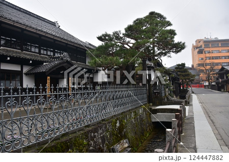 日本の岐阜県高山市　春の高山祭期間中　旧高山町役場の高山市政記念館　周辺の古い町並みと観光名所の中橋 124447882