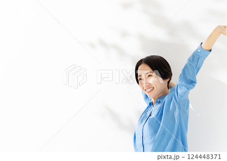 女性　木漏れ日　ビューティー　伸び 124448371