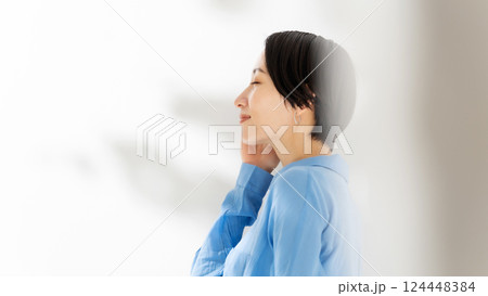 頬を触る女性　木漏れ日　ビューティー　横向き 124448384