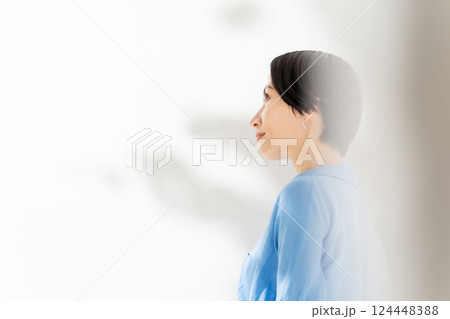 女性　木漏れ日　ビューティー　横向き 124448388