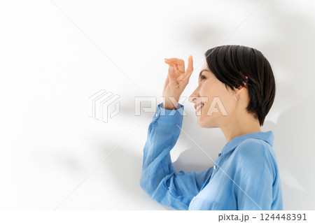 女性 木漏れ日 ビューティー 眩しい 女性 木漏れ日 ビューティー 眩しい 124448391