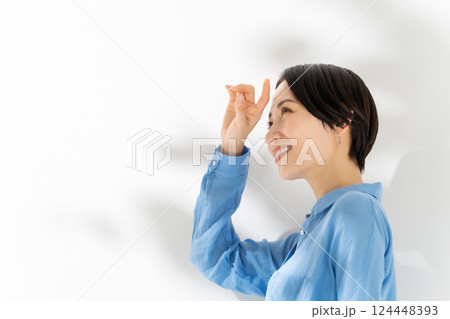 女性 木漏れ日 ビューティー 眩しい 女性 木漏れ日 ビューティー 眩しい 124448393