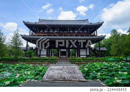 京都　東福寺の三門と放生池 124448455