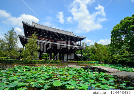 京都 東福寺の三門と放生池 京都 東福寺の三門と放生池 124448456