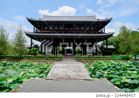 京都　東福寺の三門と放生池 124448457