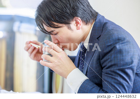 ざるそばを食べるサラリーマン ざるそばを食べるサラリーマン 124448632