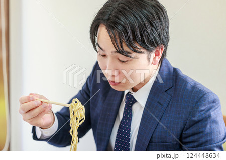 ざるそばを食べるサラリーマン ざるそばを食べるサラリーマン 124448634