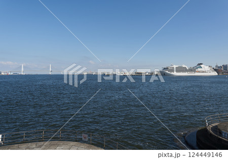 みなとみらい臨港パークから見た横浜ベイブリッジと、新港埠頭に停泊する客船シーボーン・アンコール みなとみらい臨港パークから見た横浜ベイブリッジと、新港埠頭に停泊する客船シーボーン・アンコール 124449146