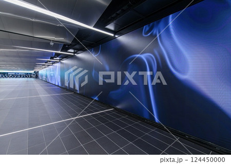 大阪メトロ、夢洲駅コンコースの巨大LEDビジョン 124450000