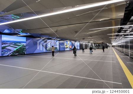 大阪メトロ、夢洲駅コンコースの巨大LEDビジョン 大阪メトロ、夢洲駅コンコースの巨大LEDビジョン 124450001