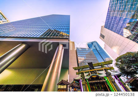 日本の東京都市景観 虎ノ門琴平タワーや金刀比羅宮などを望む。（画面左奥方向に虎ノ門ヒルズ駅） 124450138