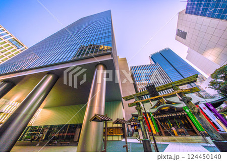 日本の東京都市景観 虎ノ門琴平タワーや金刀比羅宮などを望む。（画面左奥方向に虎ノ門ヒルズ駅） 124450140