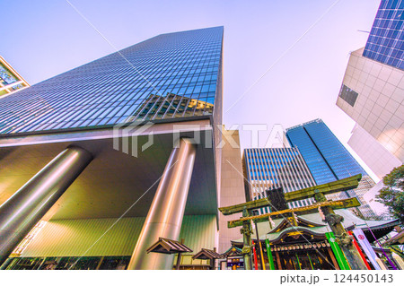 日本の東京都市景観 虎ノ門琴平タワーや金刀比羅宮などを望む。（画面左奥方向に虎ノ門ヒルズ駅） 124450143