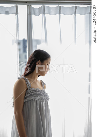 窓辺に立つ女性 窓辺に立つ女性 124450507