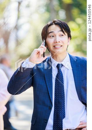電話をするビジネスマン 124450546