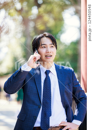 電話をするビジネスマン 124450548