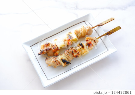 焼き鳥の塩（ネギマ） 124452861