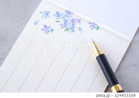 一筆箋で手紙を書いているイメージ 124453109