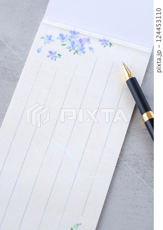 一筆箋で手紙を書いているイメージ 124453110