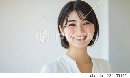 カメラ目線の笑顔の若い女性 124453125