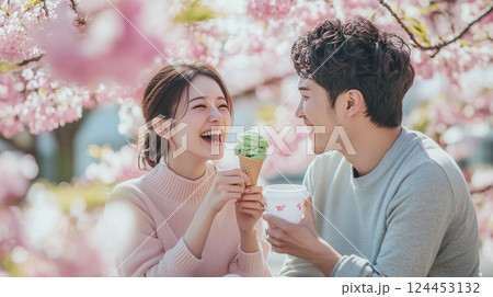 花見するカップル 124453132