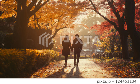 秋の紅葉の道を歩く 124453134