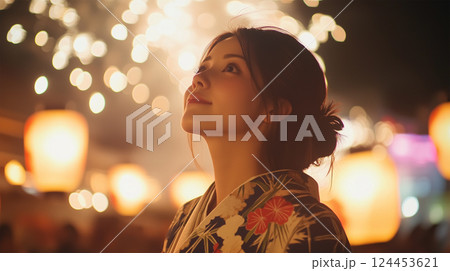 祭りを楽しむ浴衣女性 祭りを楽しむ浴衣女性 124453621