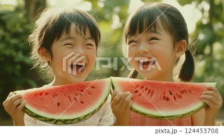 スイカを食べる女の子 124453708