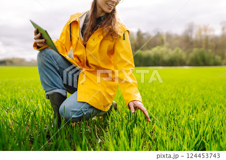 Innovative smart farm system technology, agricultural management. Farmer with tablet in green field 124453743