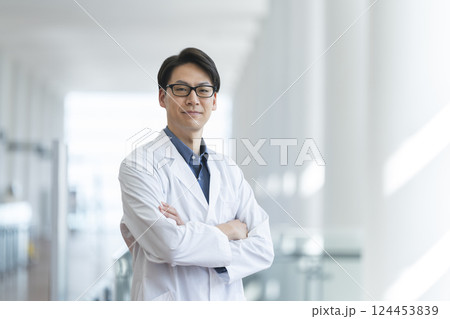 カメラ目線で微笑む腕組みをした白衣の40代の男性 カメラ目線で微笑む腕組みをした白衣の40代の男性 124453839