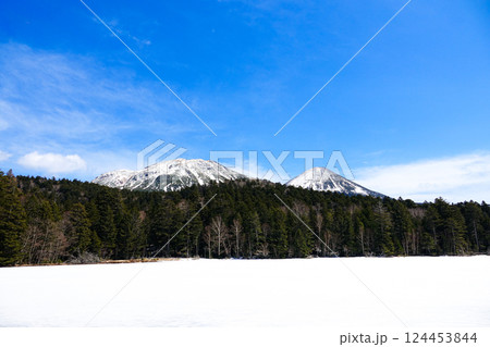 まだ凍結している早春の北海道足寄町にあるオンネトーの風景 124453844
